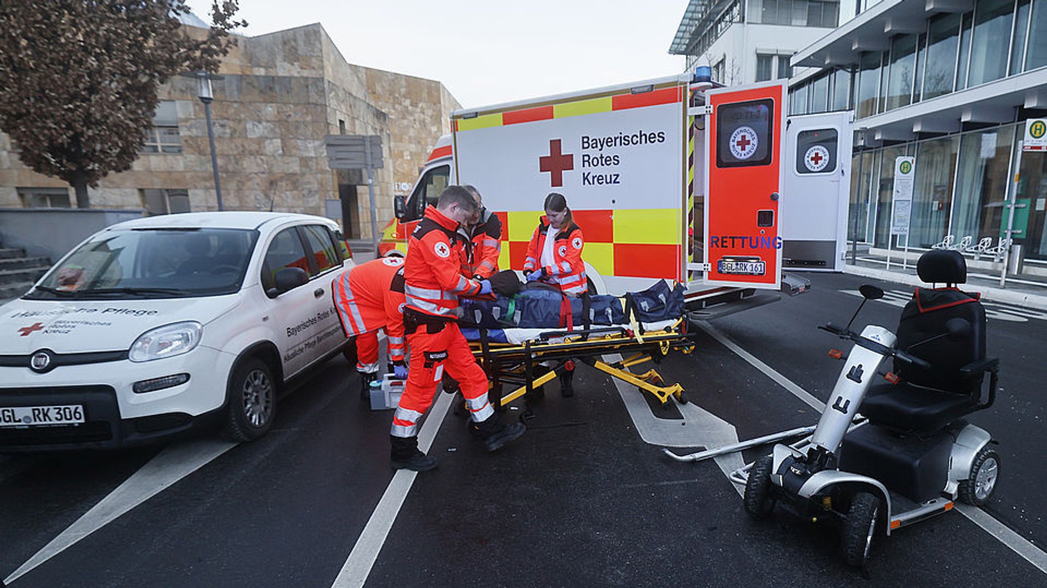 Autofahrer erfasst 96-Jährigen auf Krankenmobil: Sanitäter transportieren Verletzten ab.