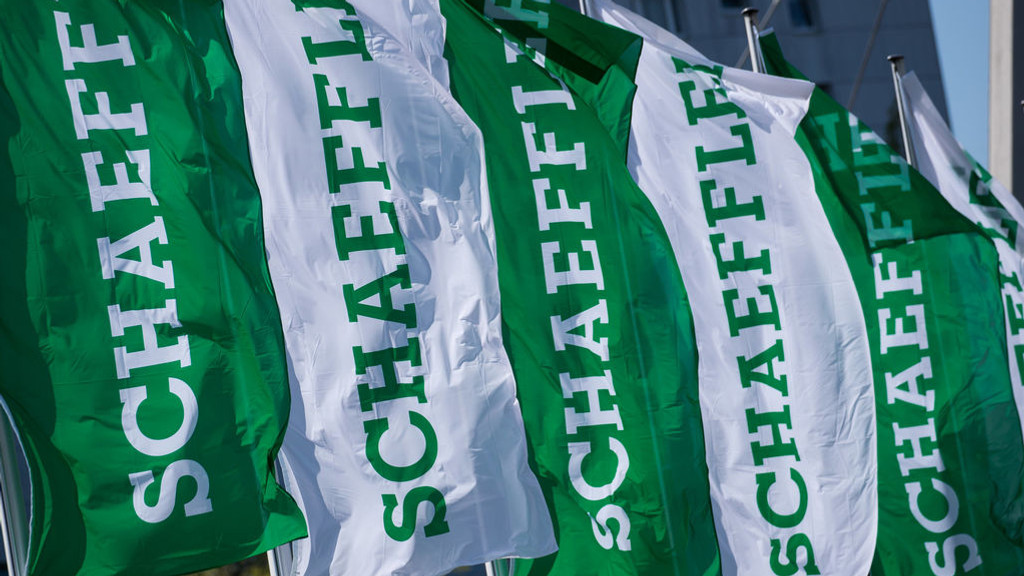 Grün-weiße Fahnen mit dem Schriftzug der Schaeffler AG wehen im Wind.