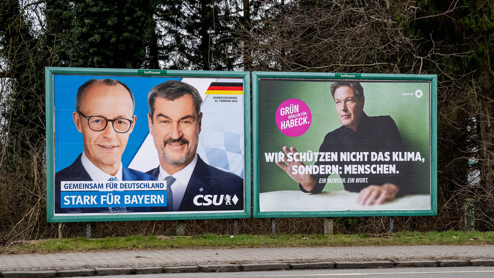 Wahlplakate von CSU und Grünen in Bayern