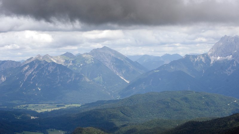 Dunkle Wolken über dem Werdenfelser Land in Oberbayern.