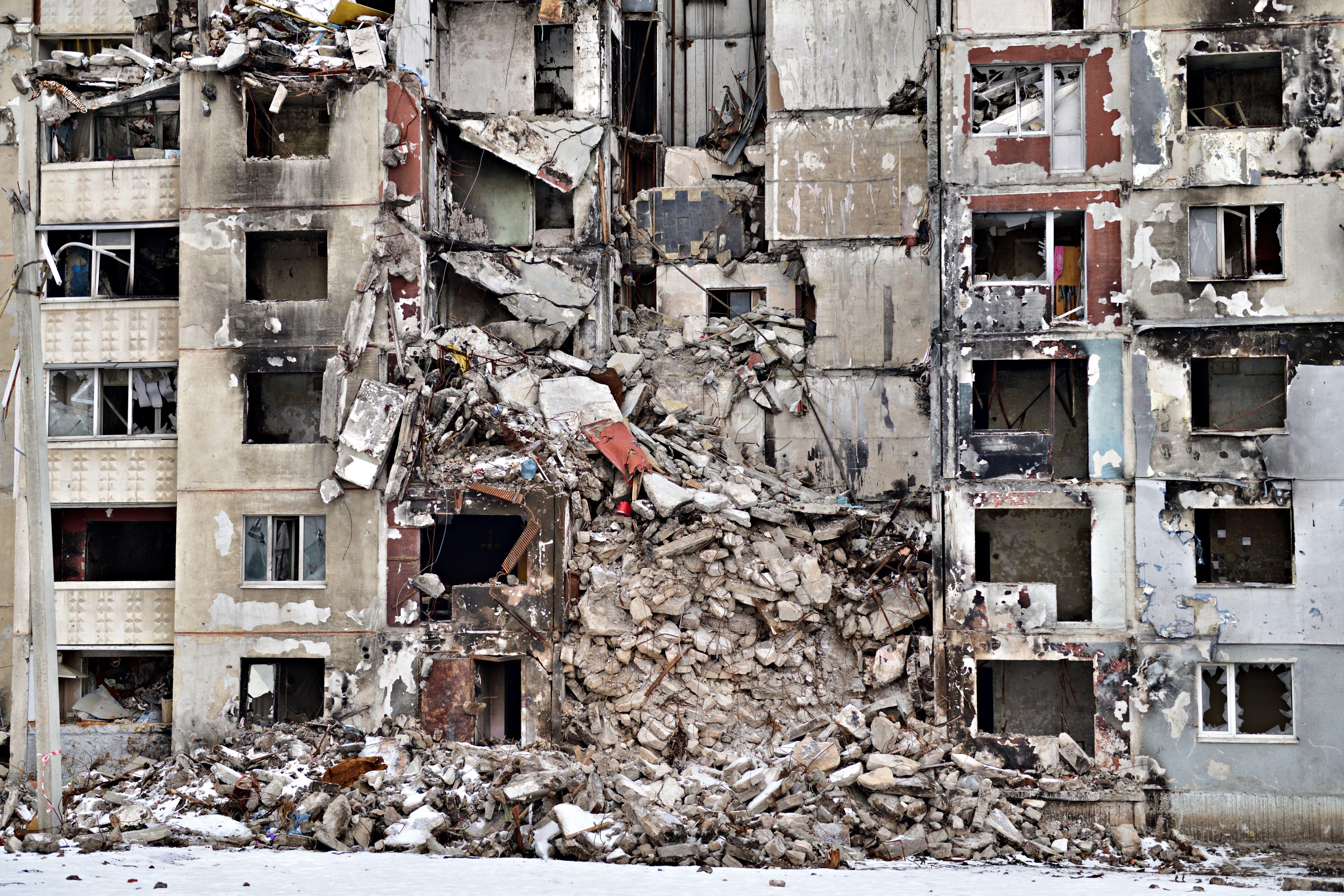 Auf dem Bild ist ein zerstörtes Wohnhaus in Charkiw zu sehen