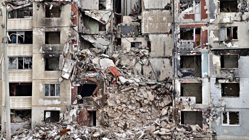 Auf dem Bild ist ein zerstörtes Wohnhaus in Charkiw zu sehen | Bild: picture alliance / Daniel Kubirski | Daniel Kubirski Auf dem Bild ist ein zerstörtes Wohnhaus in Charkiw zu sehen