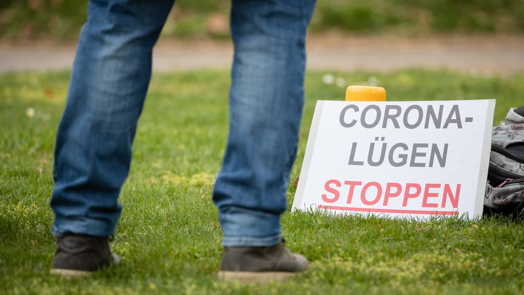 Schild mit Text "Corona-Lügen stoppen"
