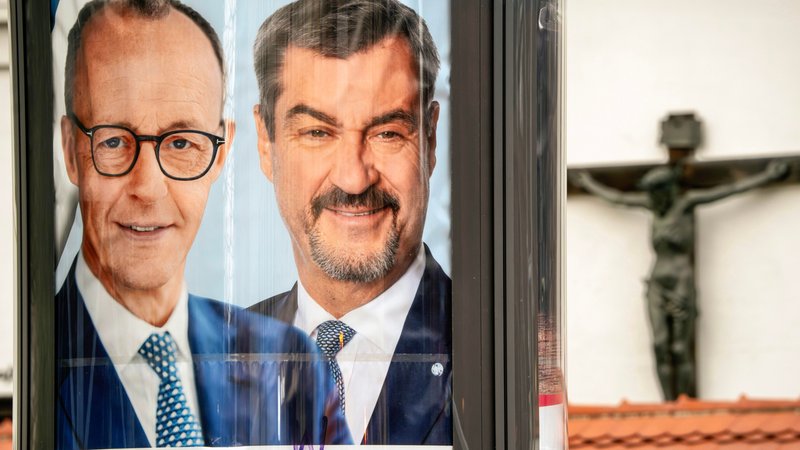 Wahlplakat von Friedrich Merz und Markus Söder. | Bild: picture alliance / Wolfgang Maria Weber | R7172 Wahlplakat von Friedrich Merz und Markus Söder.