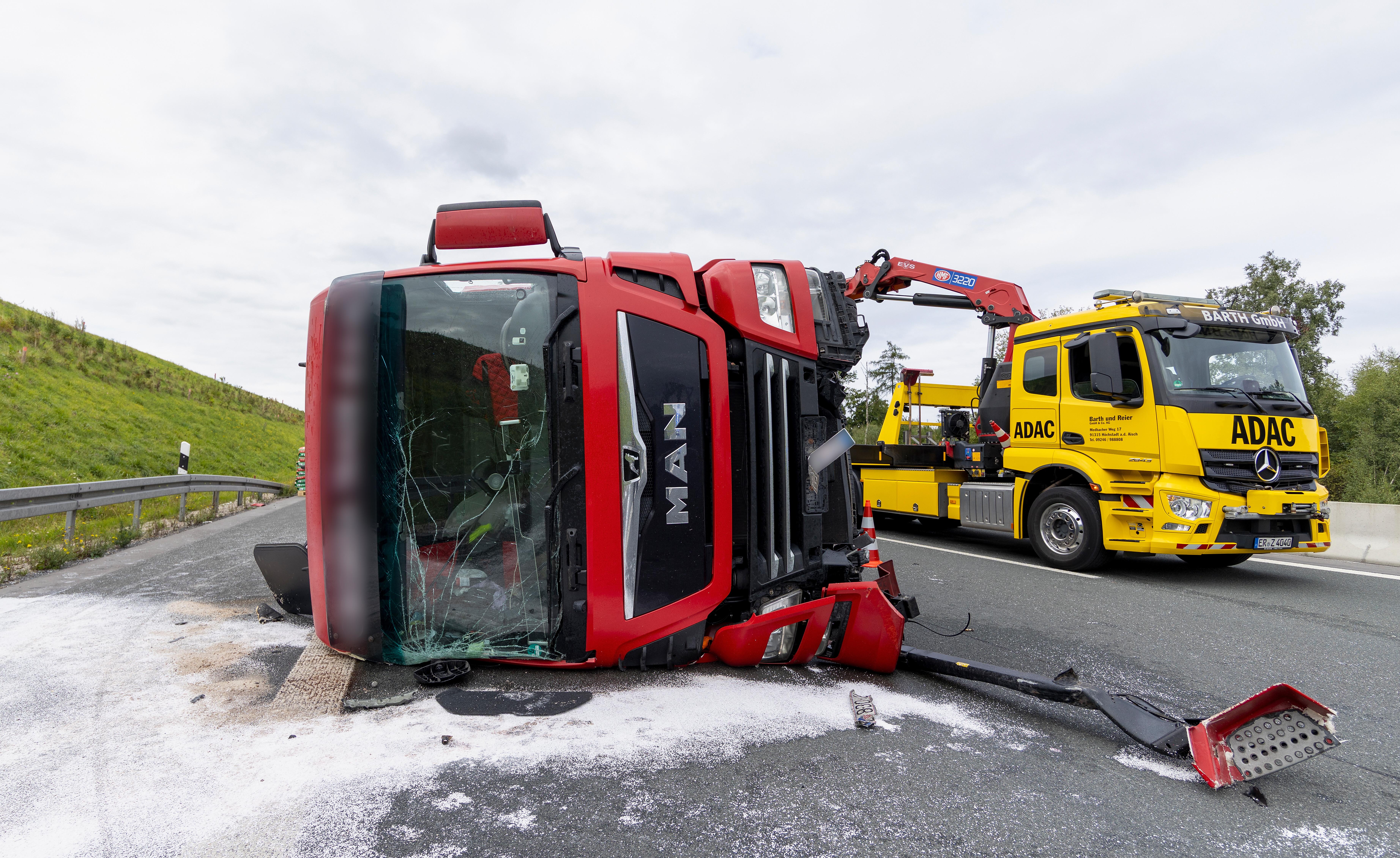 Ein umgestürzter Lastwagen liegt nach einem Unfall auf der A3 bei Wachenroth.