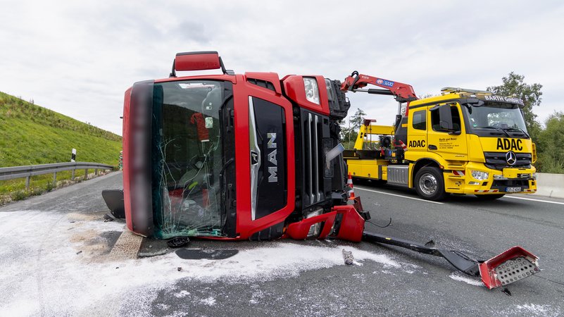 Ein umgestürzter Lastwagen liegt nach einem Unfall auf der A3 bei Wachenroth. | Bild: picture alliance/dpa | Heiko Becker Ein umgestürzter Lastwagen liegt nach einem Unfall auf der A3 bei Wachenroth.