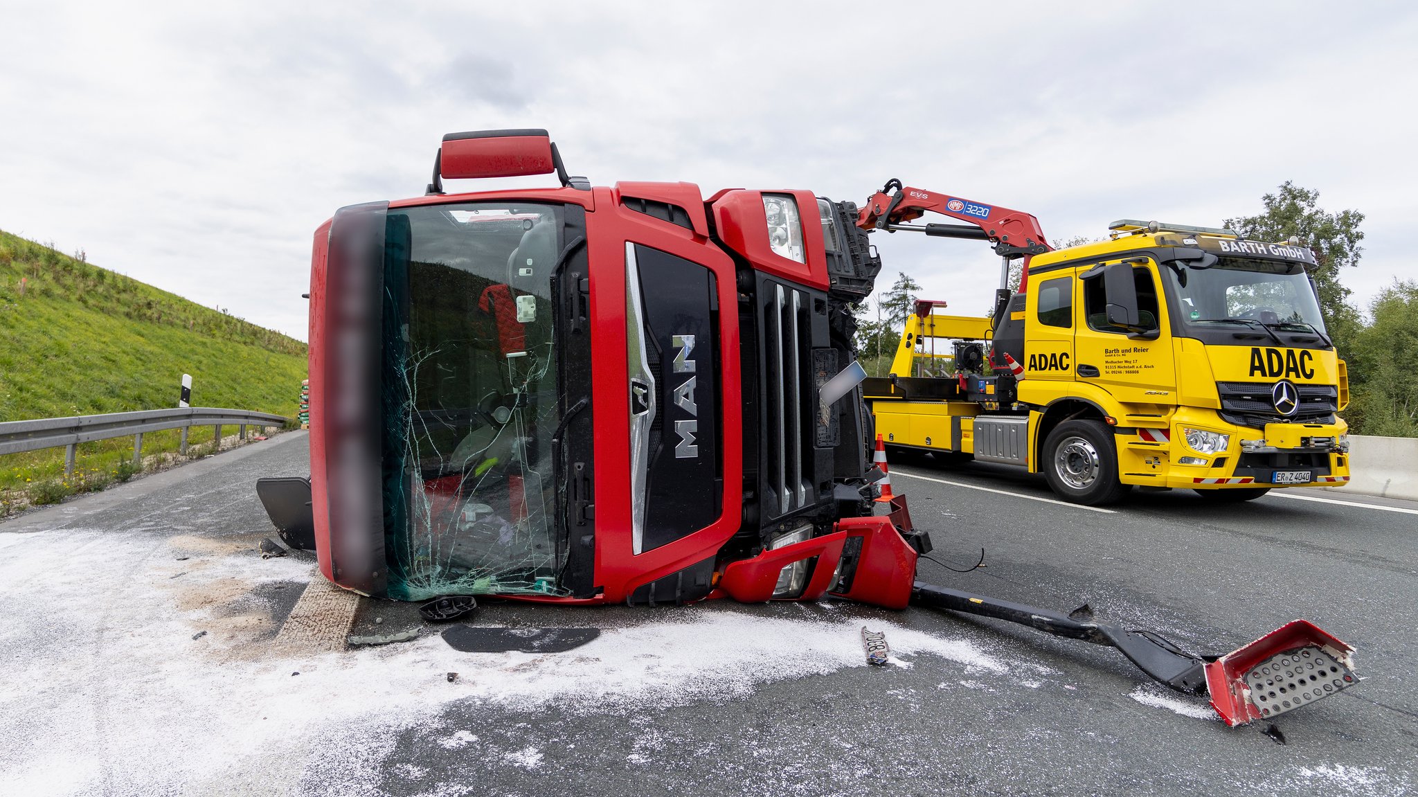 Ein umgestürzter Lastwagen liegt nach einem Unfall auf der A3 bei Wachenroth.