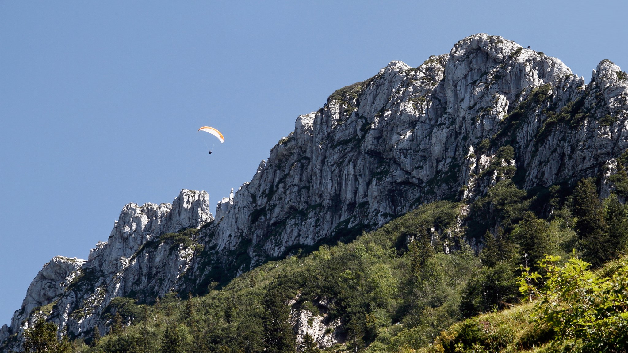 Paraglider über der Kampenwand im Chiemgau.