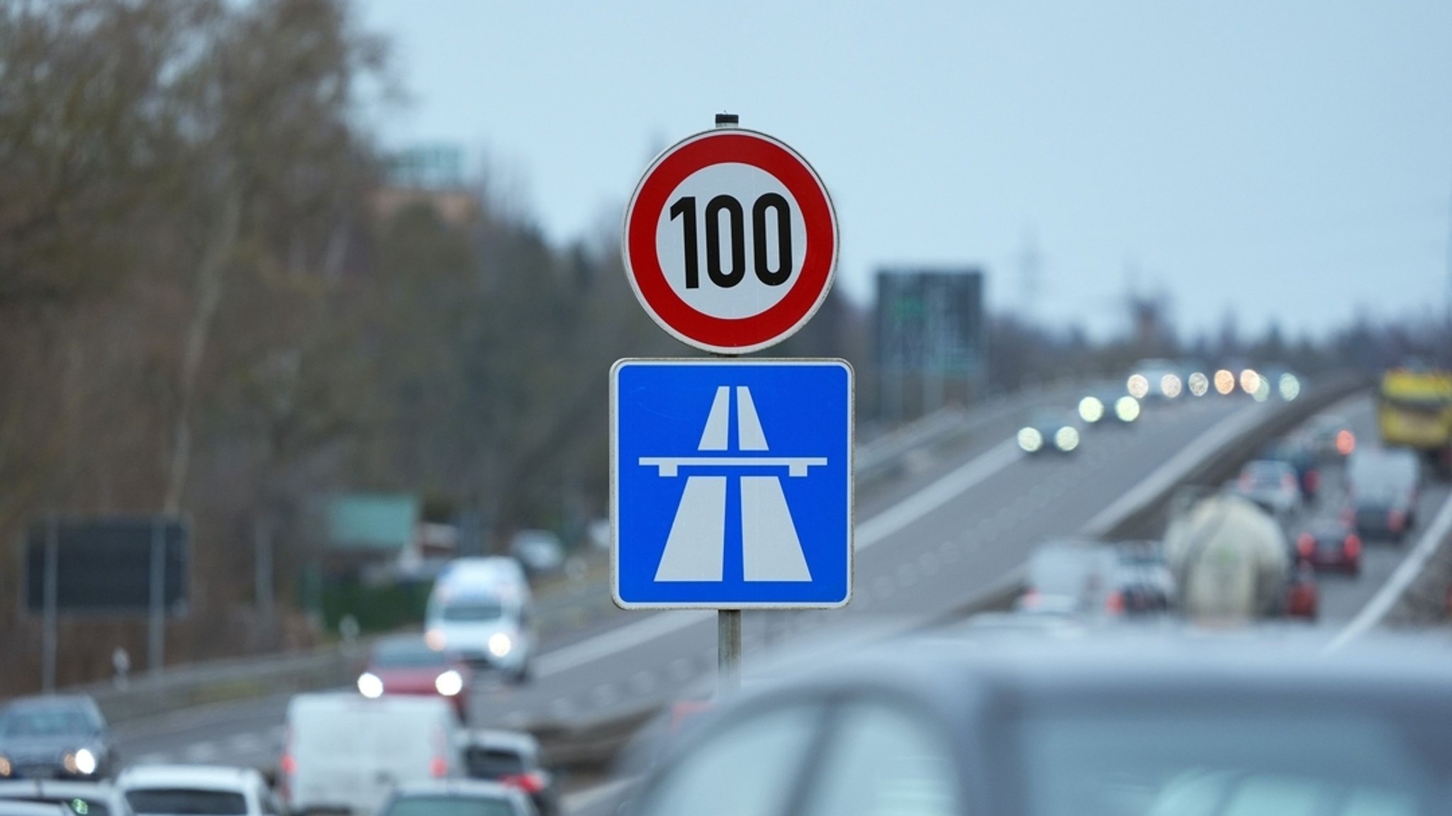 Tempolimit zum Spritsparen: Hilft langsames Fahren wirklich?