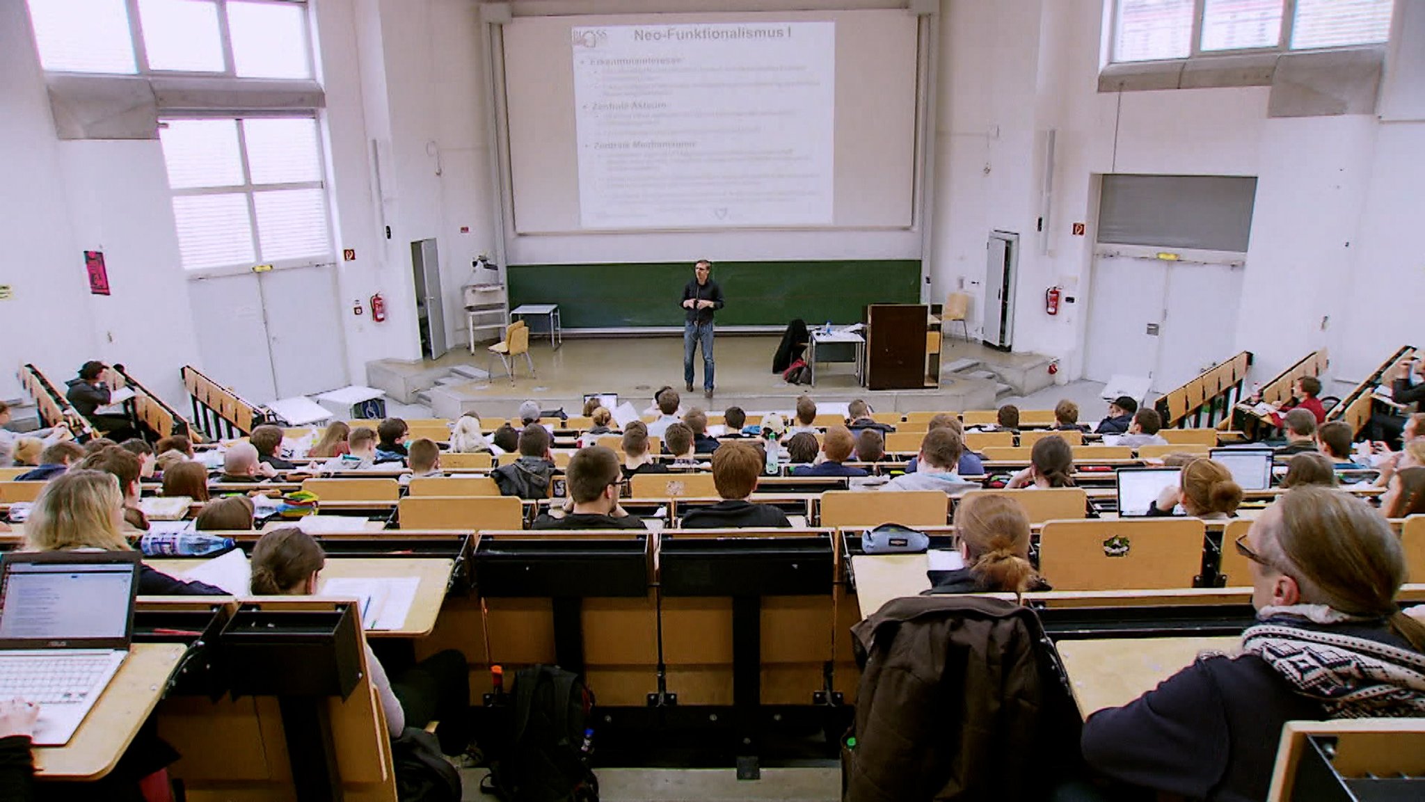 Eine Vorlesung in einem Uni-Hörsaal.