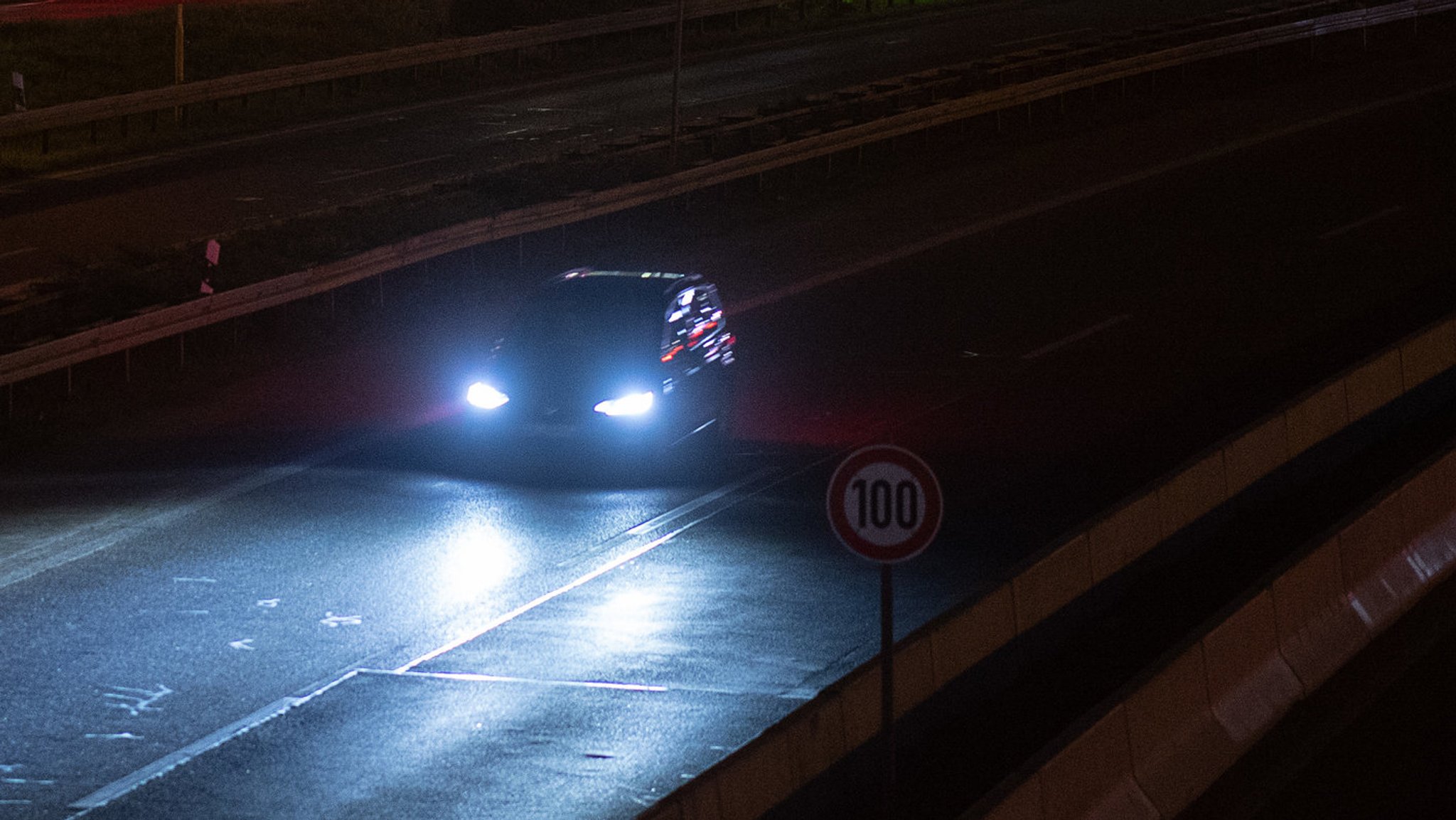 Porsche rammt Auto: Frau stirbt bei Unfall auf A94