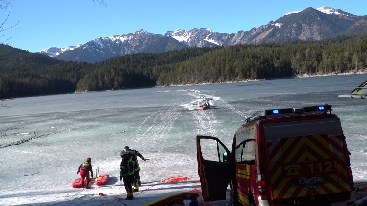 Die Einbruchsstelle tief im See forderte die Einsatzkräfte - mit  Eisrettungsschlitten näherten sie sich. 