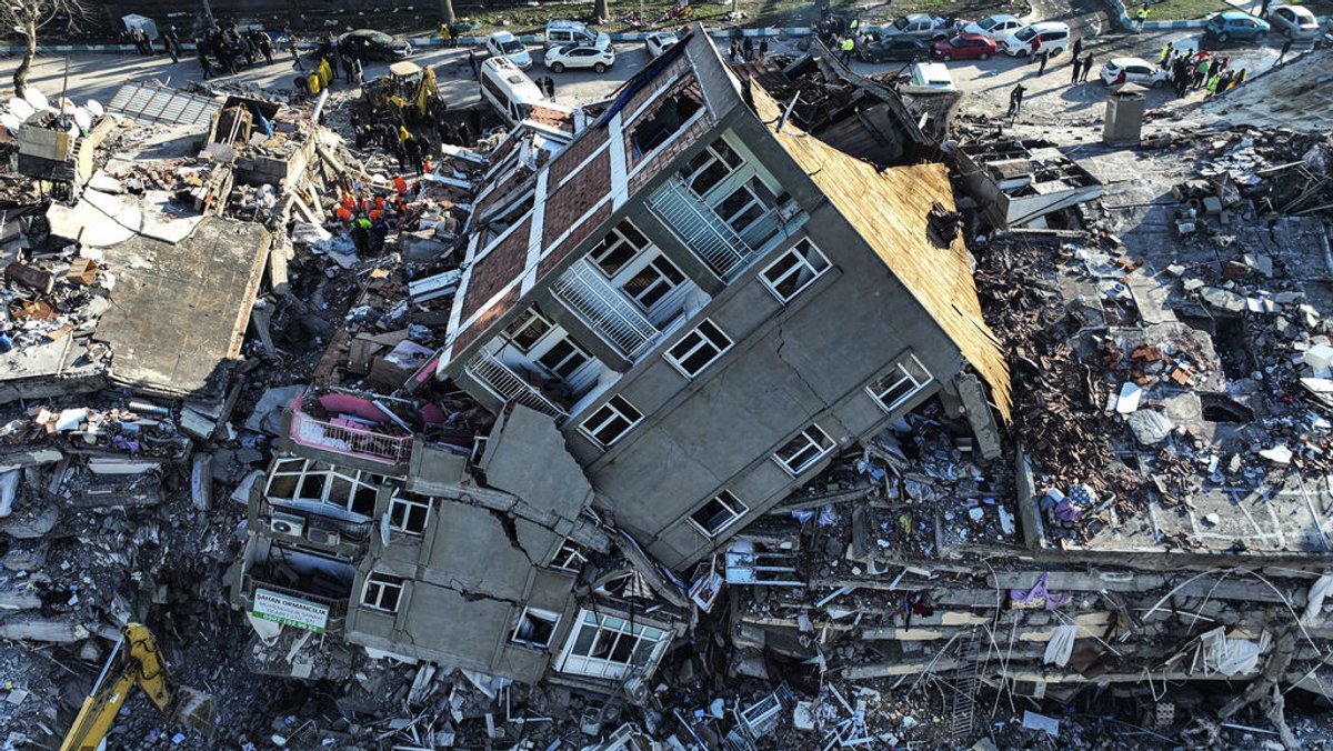 Eine Eine Luftaufnahme zeigt ein durch Erdbeben erschüttertes Haus im türkischen Kahramanmaras 