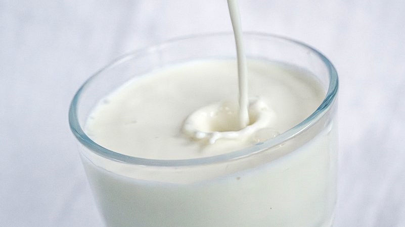 Milch fließt in ein Glas. | Bild: dpa-Bildfunk/Sina Schuldt Milch fließt in ein Glas.