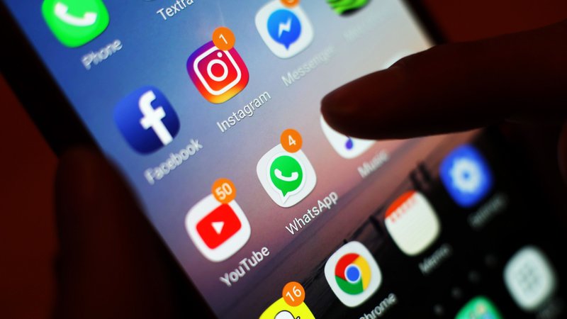 Ein Smartphone-Display mit Symbolen von Social-Media-Apps, darunter Facebook, Instagram, YouTube und WhatsApp. | Bild: dpa-Bildfunk/Yui Mok Ein Smartphone-Display mit Symbolen von Social-Media-Apps, darunter Facebook, Instagram, YouTube und WhatsApp.
