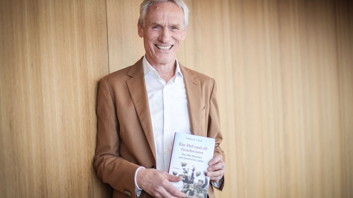 Preisträger Ewald Frie mit seinem Buch
