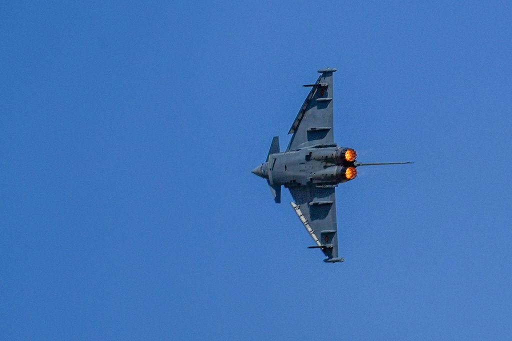 Ein Eurofighter C.16 fliegt bei einer Vorführung