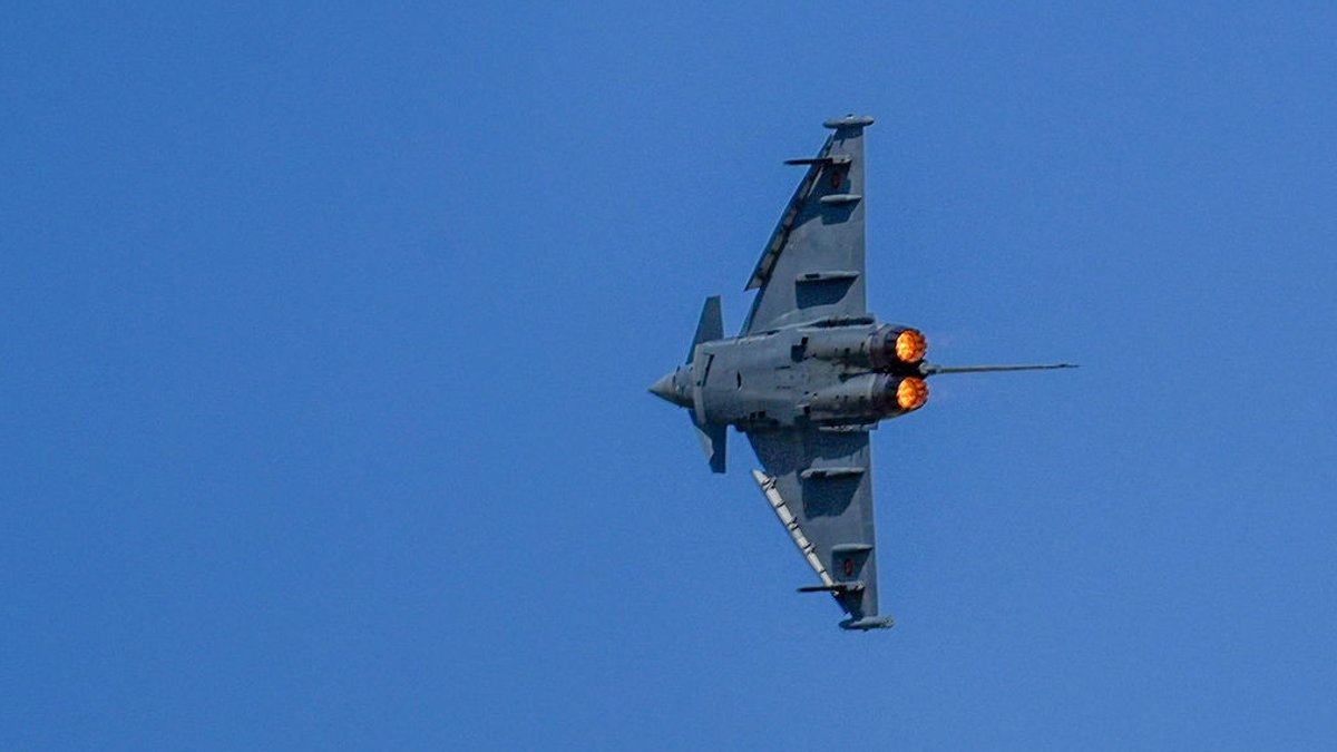 Eurofighter übt spektakuläre Manöver über dem Lechfeld