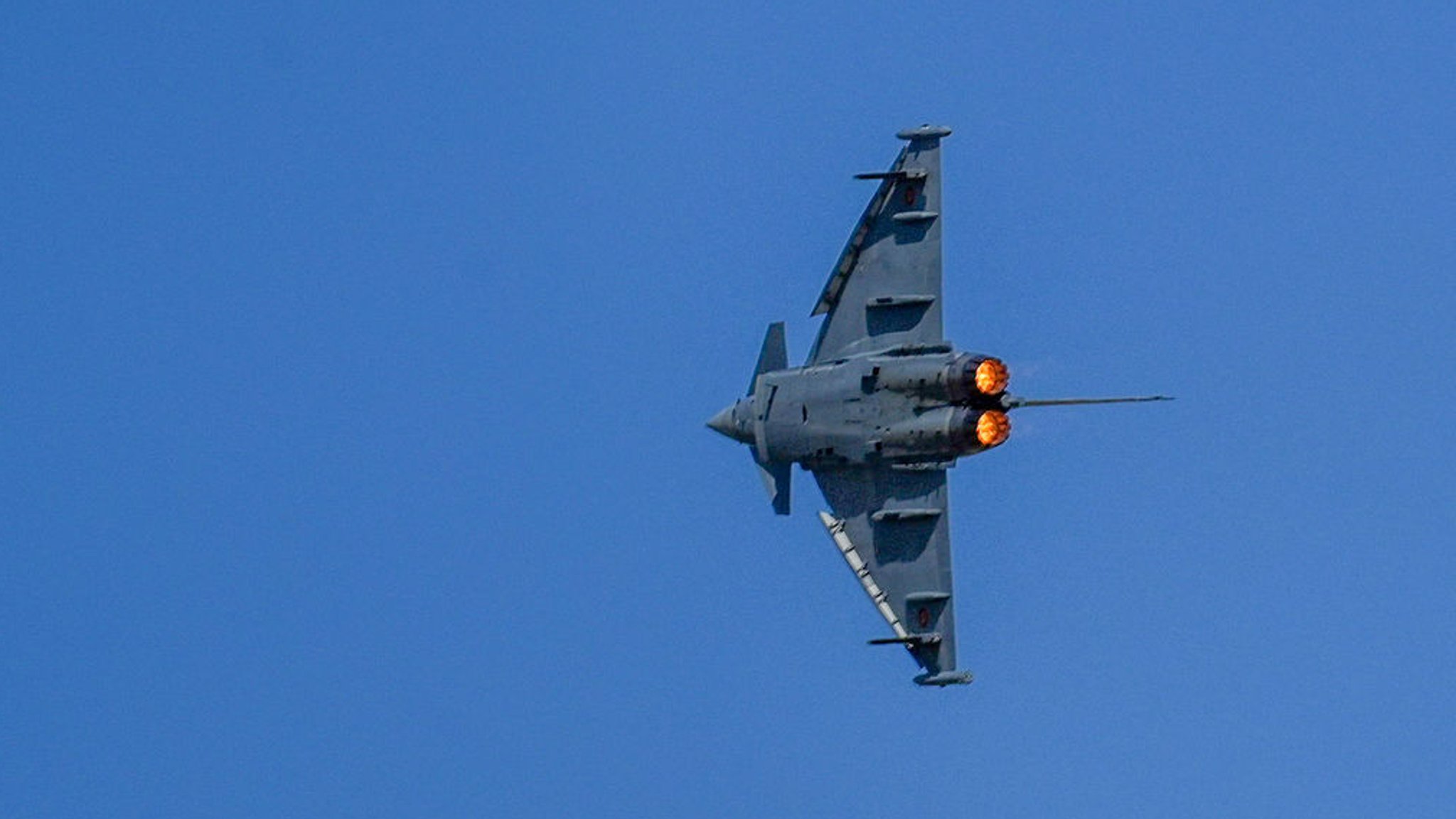 Ein Eurofighter C.16 fliegt bei einer Vorführung