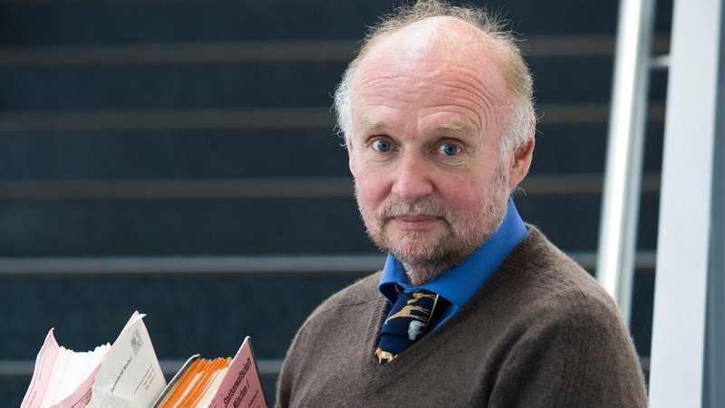 Der Medien-Anwalt Klaus Rehbock mit Akten in der Hand. | Bild: Hubert Denk Der Medien-Anwalt Klaus Rehbock mit Akten in der Hand.