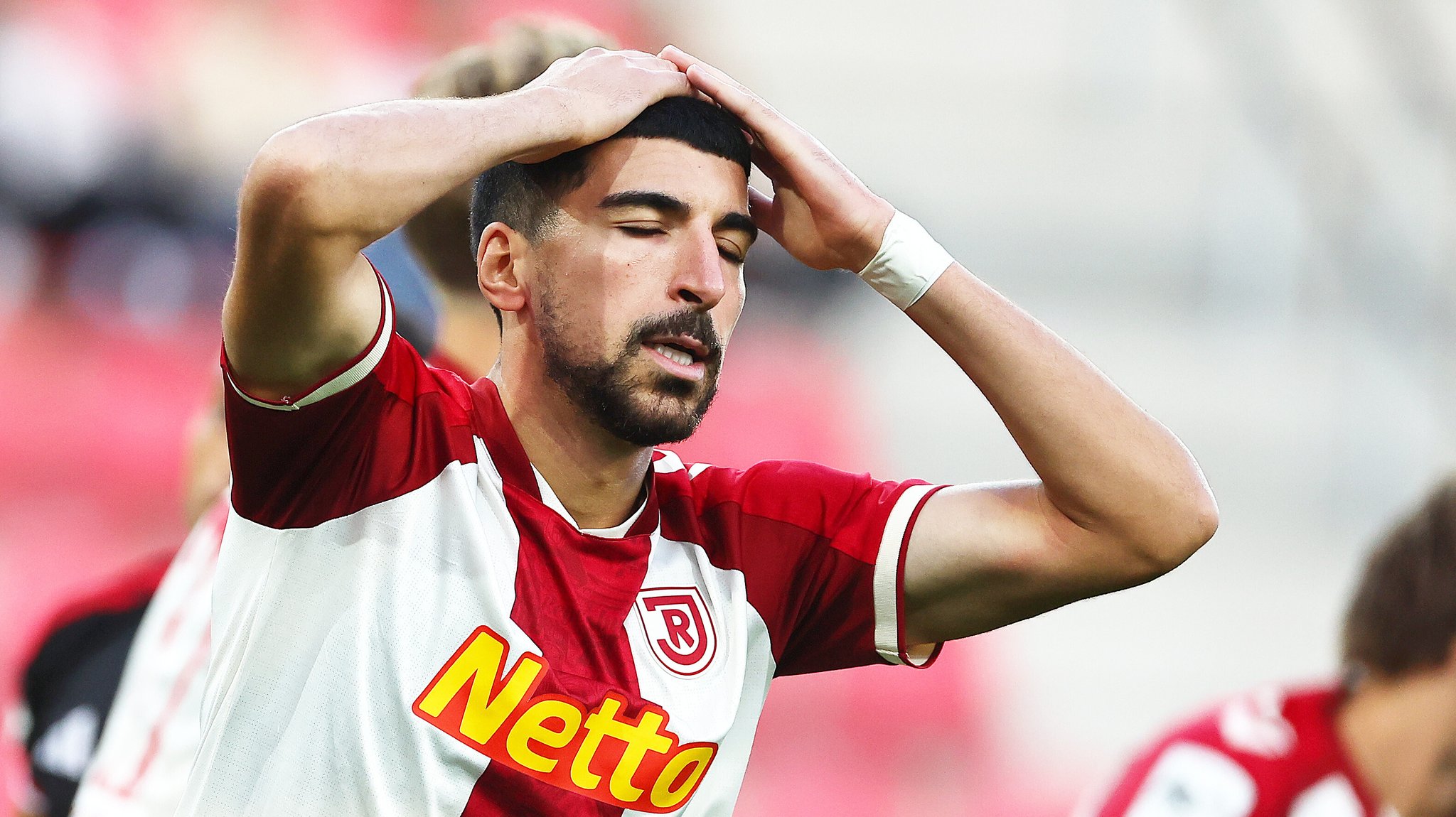 Der SSV Jahn Regensburg hat eine knappe Niederlage kassiert | Bild: picture alliance / ZUMAPRESS.com | Davide Elias Der SSV Jahn Regensburg hat eine knappe Niederlage kassiert