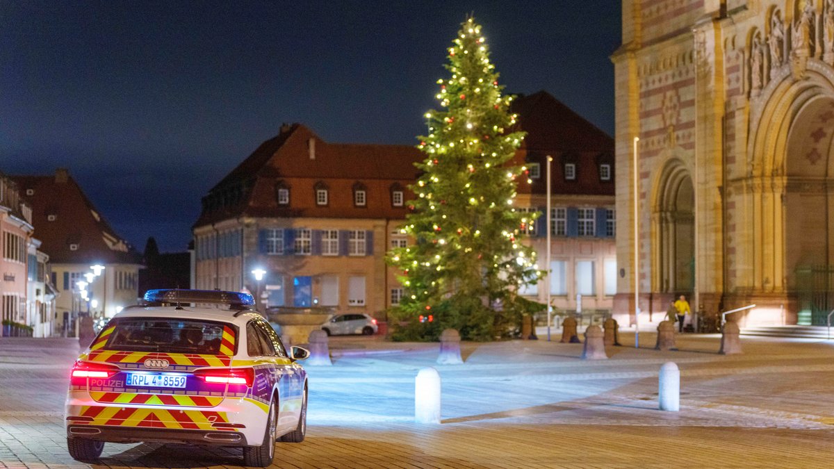 Ein Polizeiauto steht vor dem Dom zu Speyer.