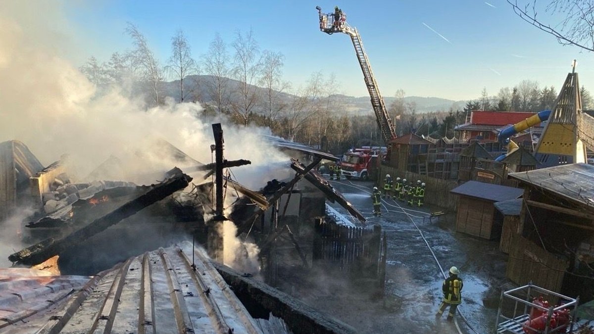 Viele der Holzhäuser in der Westernstadt brannten völlig nieder und konnten von der Feuerwehr nicht mehr gerettet werden.