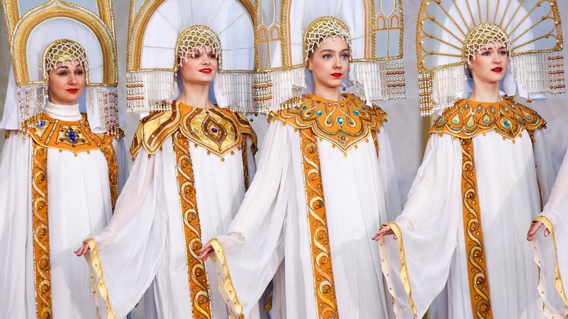 Darstellerinnen in Folklore-Outfit auf der russischen Expo in Moskau
