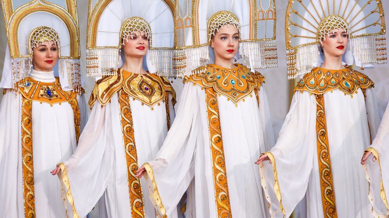 Darstellerinnen in Folklore-Outfit auf der russischen Expo in Moskau | Bild:Artjom Geodakjan/Picture Alliance