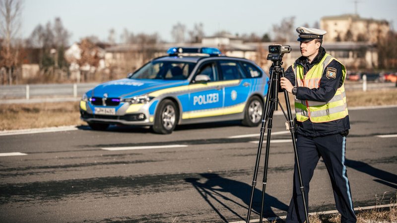 Ein Polizist der Münchner Polizei misst an einer Landstraße mit Hilfe eines Geschwindigkeitsmessgerät die Geschwindigkeit entgegen kommender Fahrzeuge. | Bild: BR/Fabian Stoffers Ein Polizist der Münchner Polizei misst an einer Landstraße mit Hilfe eines Geschwindigkeitsmessgerät die Geschwindigkeit entgegen kommender Fahrzeuge.