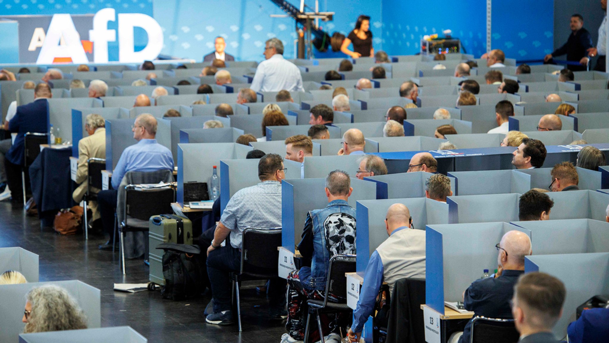 Delegierte geben hinter Wahlkabinen ihre Stimmen für den Listenplatz 1 für die Europawahl der AfD auf der Europawahlversammlung in der Messe Magdeburg ab (29.7.23)