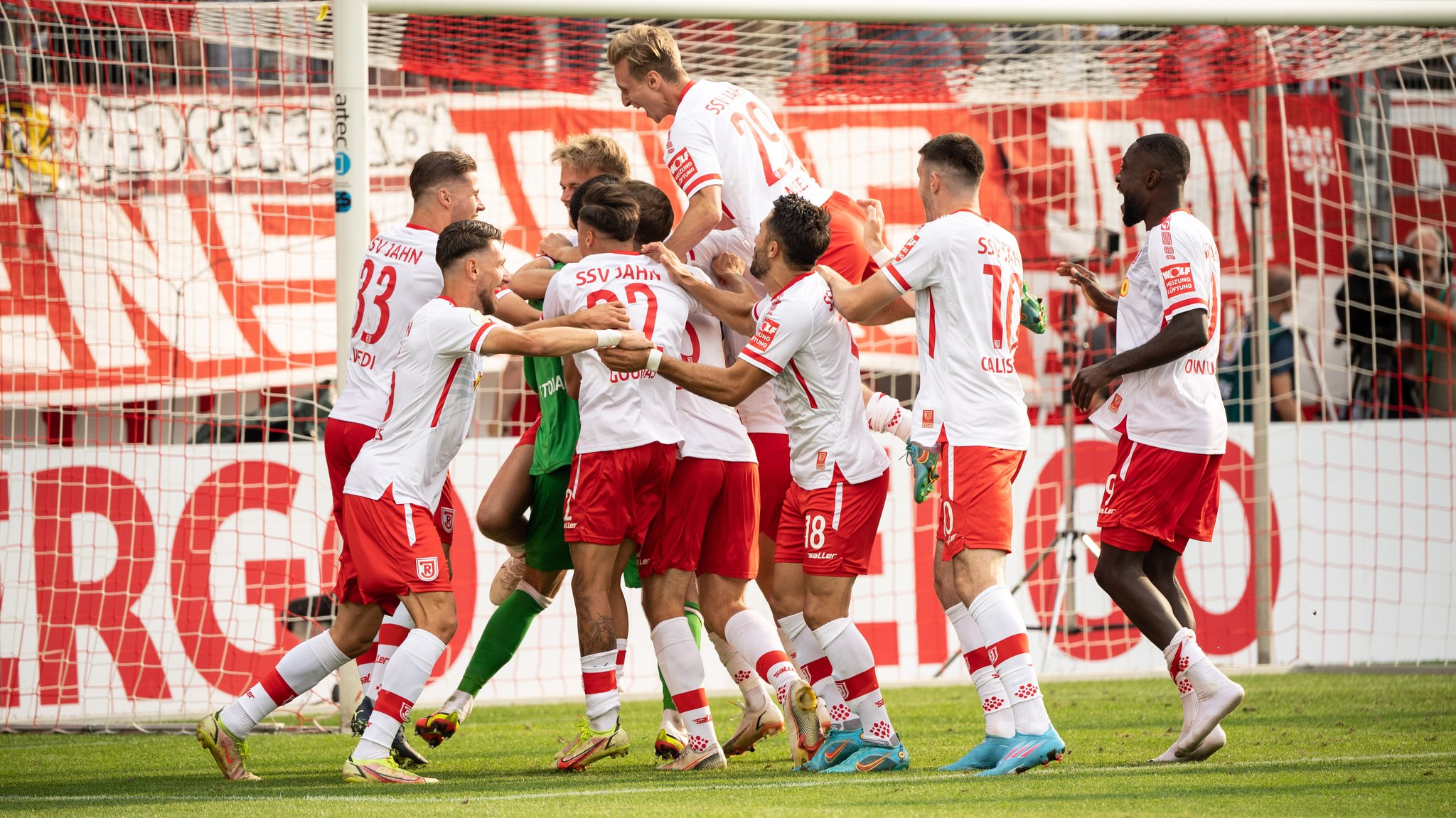 Der SSV Jahn Regensburg jubelt gegen Köln.