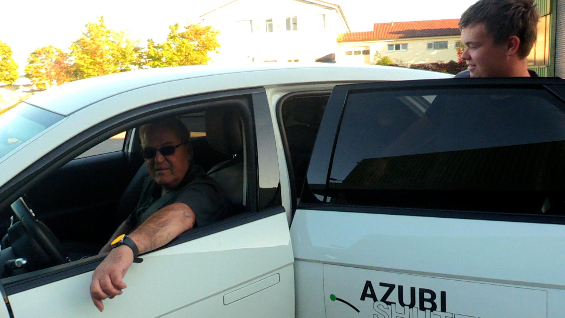 Ein junger Mann steigt in den Azubi-Shuttle ein. 