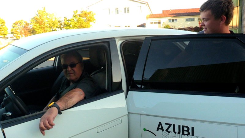 Ein junger Mann steigt in den Azubi-Shuttle ein. | Bild: Bayerischer Rundfunk 2025 Ein junger Mann steigt in den Azubi-Shuttle ein.