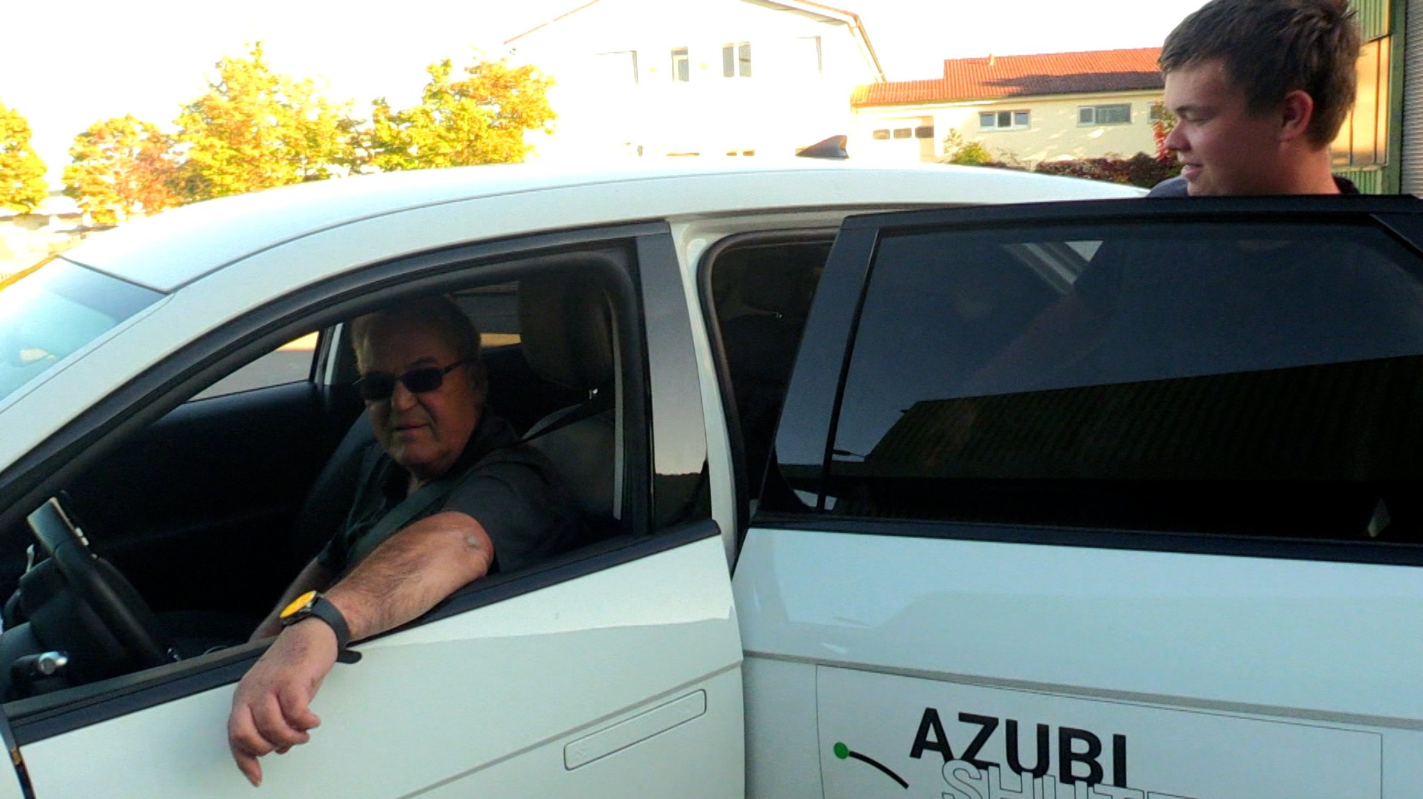 Ein junger Mann steigt in den Azubi-Shuttle ein. 