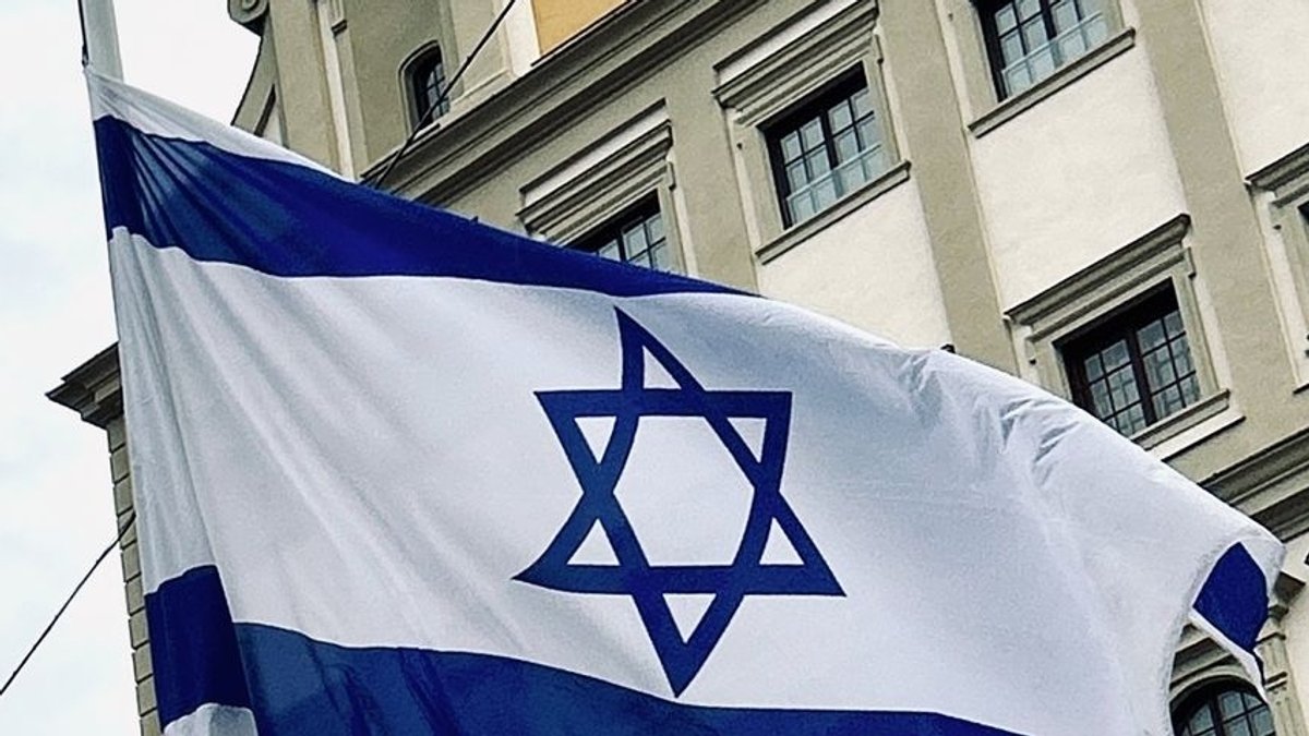 Israelische Fahne, gehisst vor dem Rathaus von Augsburg