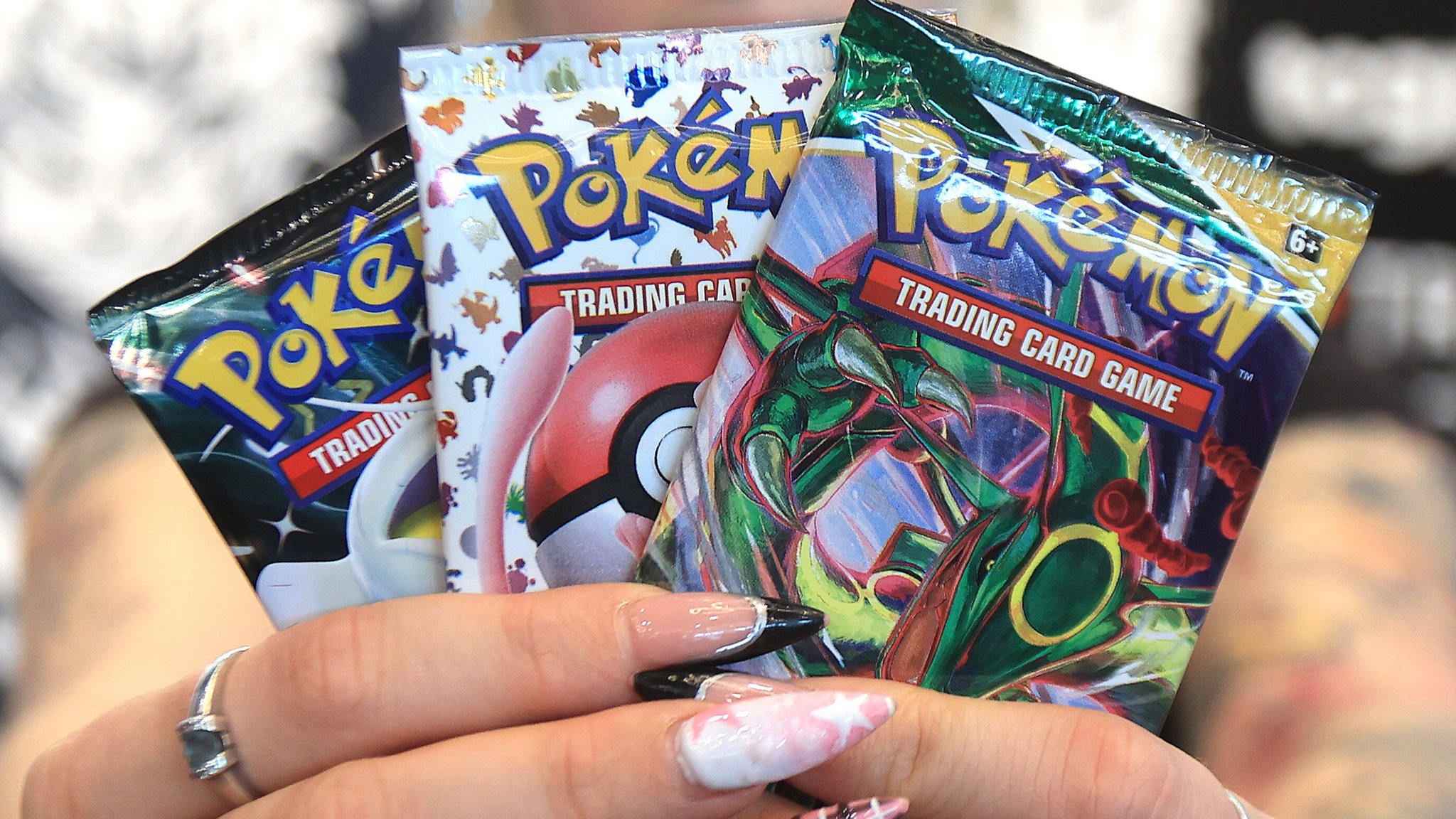 Päckchen mit Pokémon-Sammelkarten (Symbolbild)