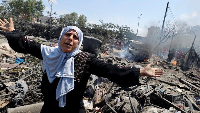 Zerstörungen und Verzweiflung nach dem israelischen Luftangriff auf den Großraum von Chan Junis | Bild: REUTERS/Mohammed Salem Zerstörungen und Verzweiflung nach dem israelischen Luftangriff auf den Großraum von Chan Junis
