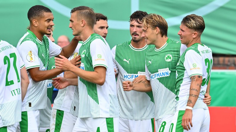 Fürth feiert den Treffer im DFB-Pokal gegen Blau-Weiß Lohne | Bild: IMAGO / Zink Fürth feiert den Treffer im DFB-Pokal gegen Blau-Weiß Lohne