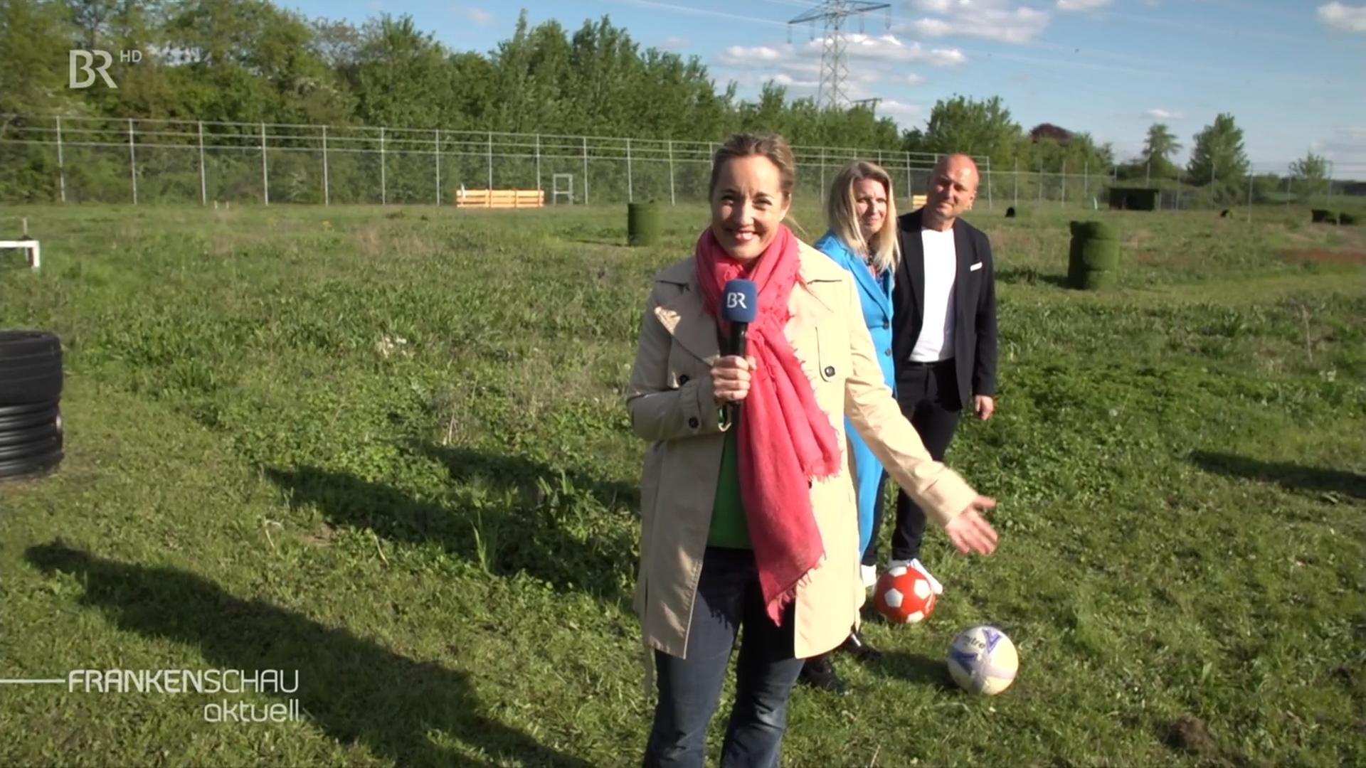 BR-Korrespondentin Katrin Küx auf dem Fußballplatz in Aschaffenburg-Hörstein