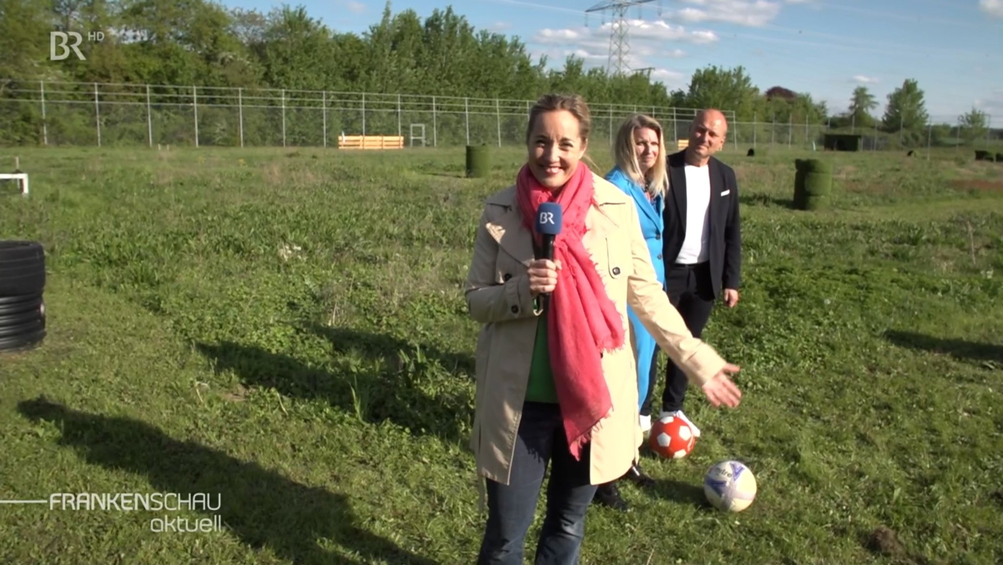 BR-Korrespondentin Katrin Küx auf dem Fußballplatz in Aschaffenburg-Hörstein