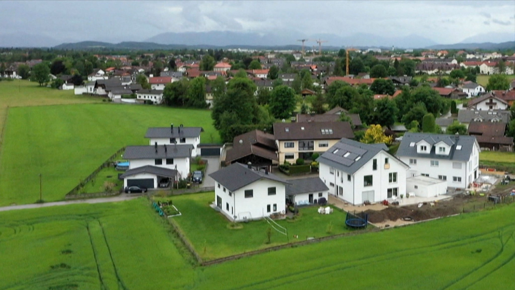 Kann man in Zeiten von Wohnungsnot drei Häuser abreißen, nur weil sie größer gebaut worden sind, als erlaubt?  Stadt- und Landrat von Wolfratshausen und Bad Tölz sagen ja! Im Petitionsausschuss des Landtags wurde jetzt nochmal genau hingeschaut ...