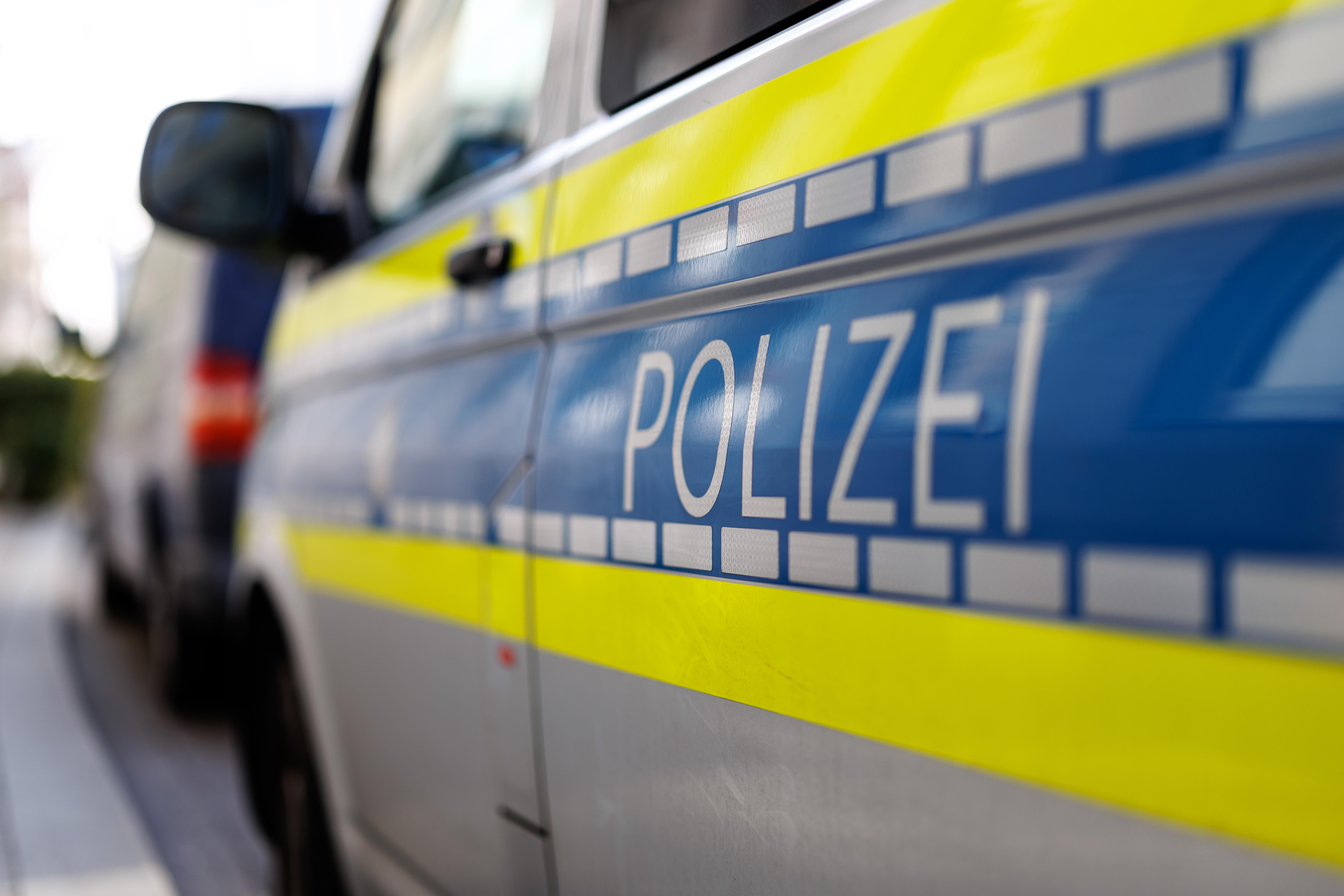 Der Schriftzug "Polizei" ist an einem Einsatzfahrzeug der Polizei in München zu sehen.