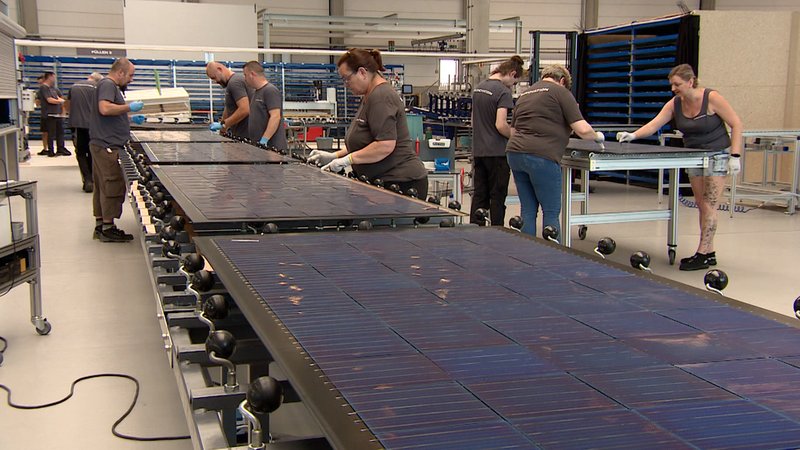 Ein Solarmodul wird im Werk gefertigt. | Bild: BR Ein Solarmodul wird im Werk gefertigt.