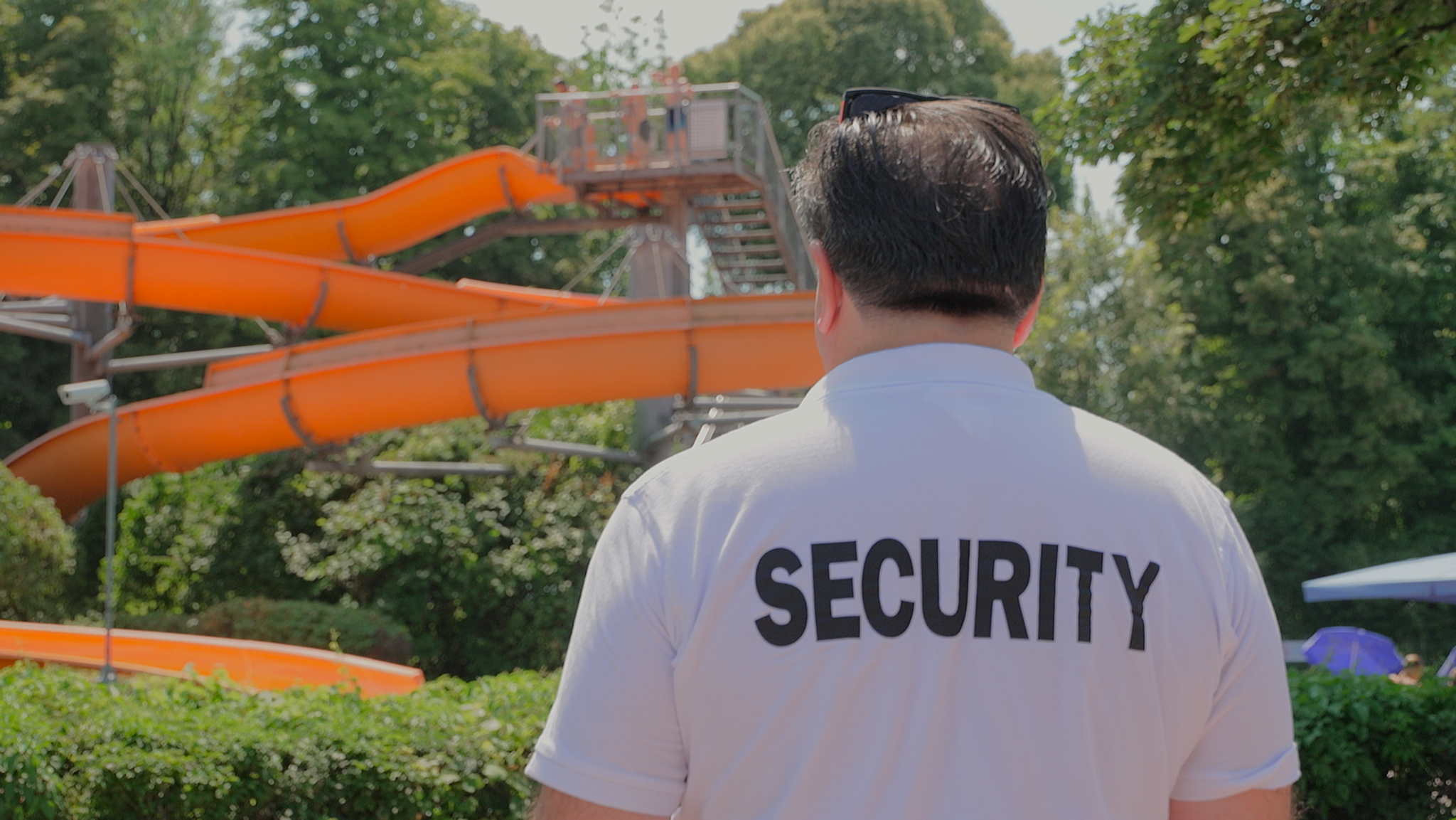 Ein Mann vom Sicherheitsdienst ist an Tagen mit vielen Besuchern im Stadtbad Landshut unterwegs.