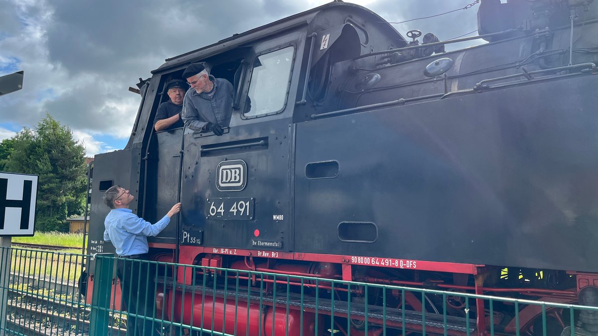 Mitglieder des Vereins "Dampfbahn Fränkische Schweiz" betreiben die Museumsbahn