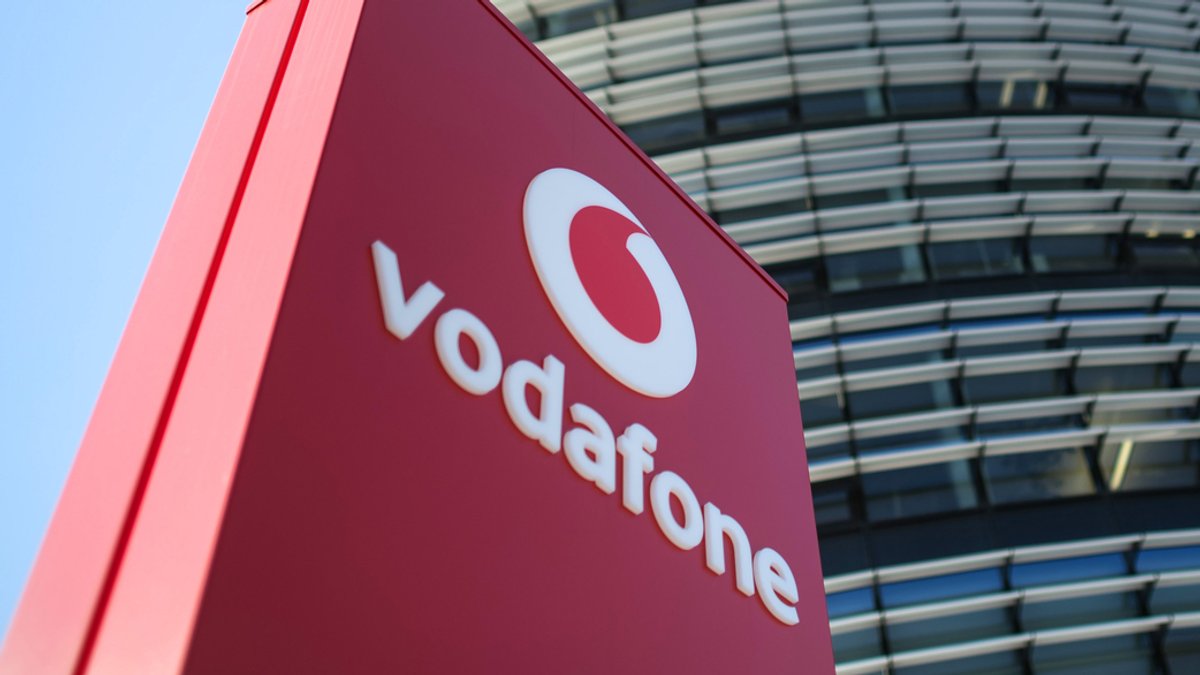 Das Vodafone-Logo steht vor der Vodafone-Deutschland-Zentrale (Archivbild).