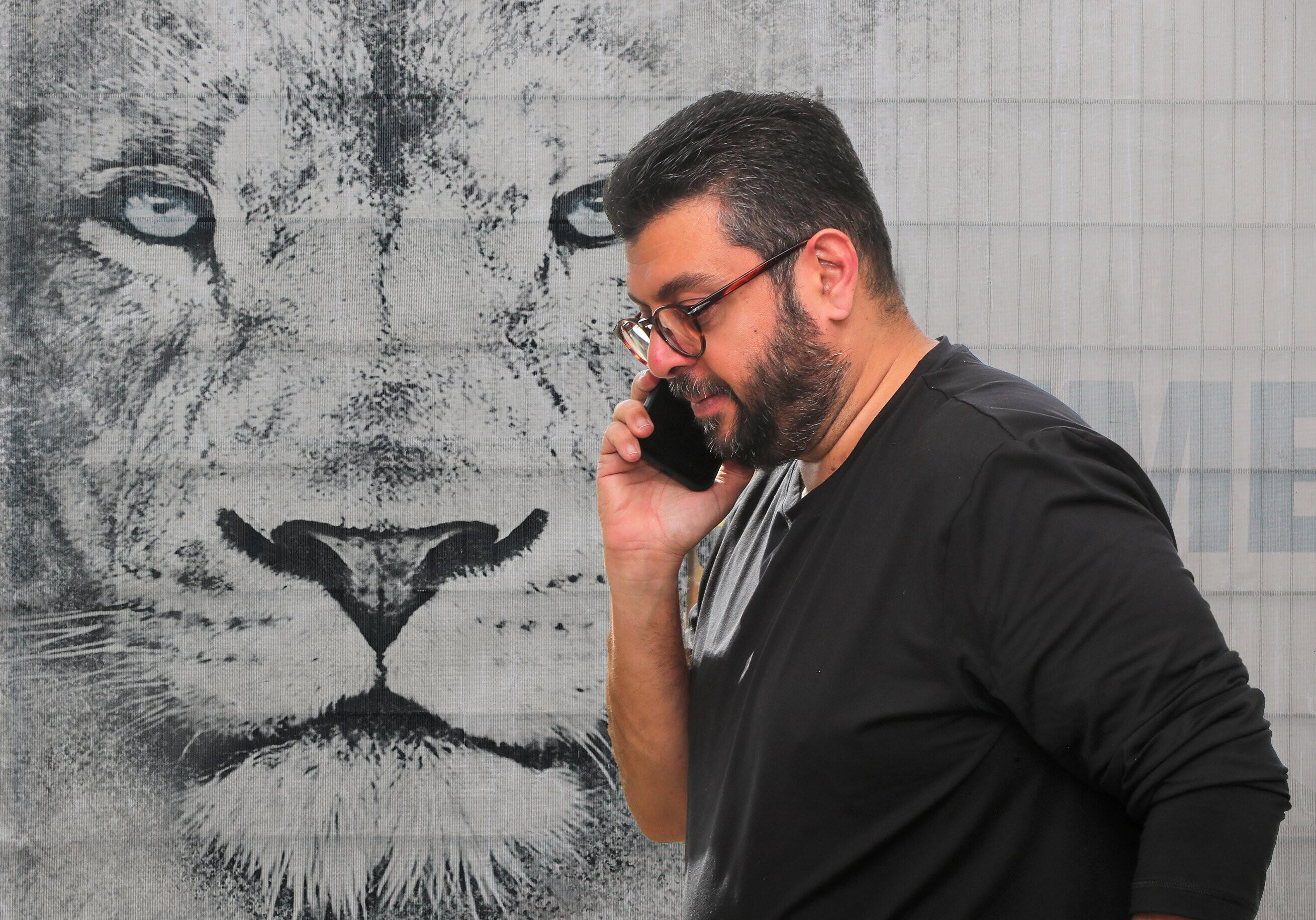 Hasan Ismaik mit Telefon, beim Telefonieren mit Handy