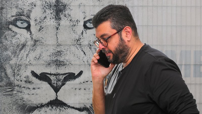 Hasan Ismaik mit Telefon, beim Telefonieren mit Handy | Bild: picture alliance / Wagner | Ulrich Wagner Hasan Ismaik mit Telefon, beim Telefonieren mit Handy