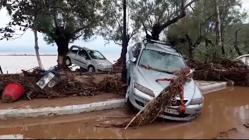 In den überschwemmten Gebieten Mittelgriechenlands sind noch immer mehrere Ortschaften von der Umgebung abgeschnitten. 